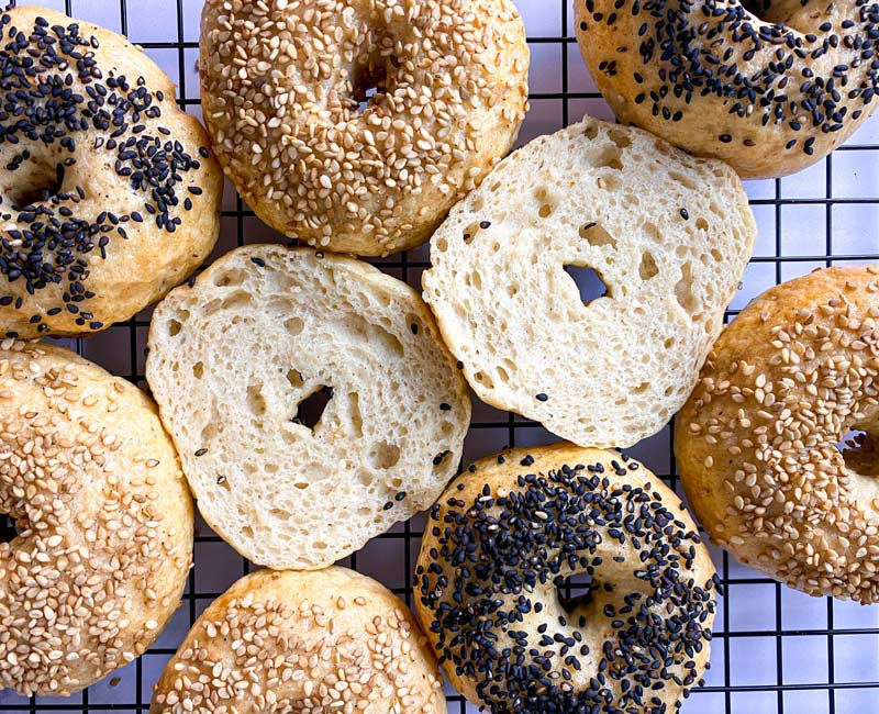 composition graphique et géométrique de bagels Piaf sans gluten posés sur une grille noire