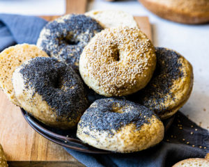 Plusieurs bagels sans gluten Piaf au sésame et au pavot posés sur une assiette